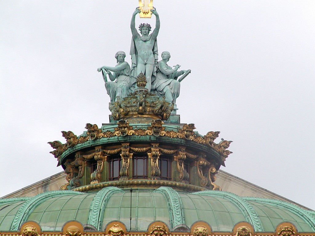 Les statues situées sur l’Opéra