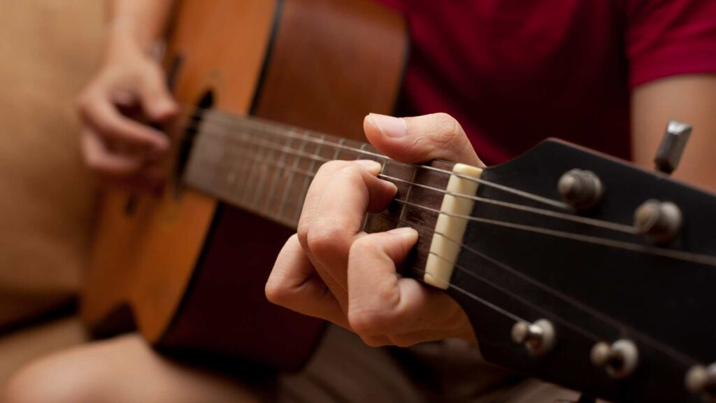 Une guitare folk