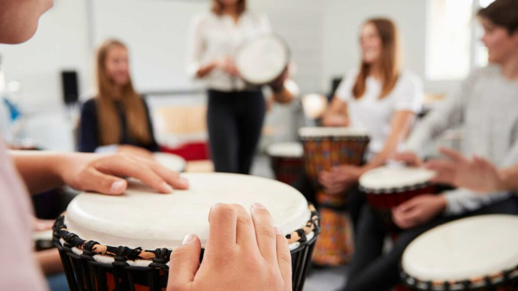 Un cours de percussions