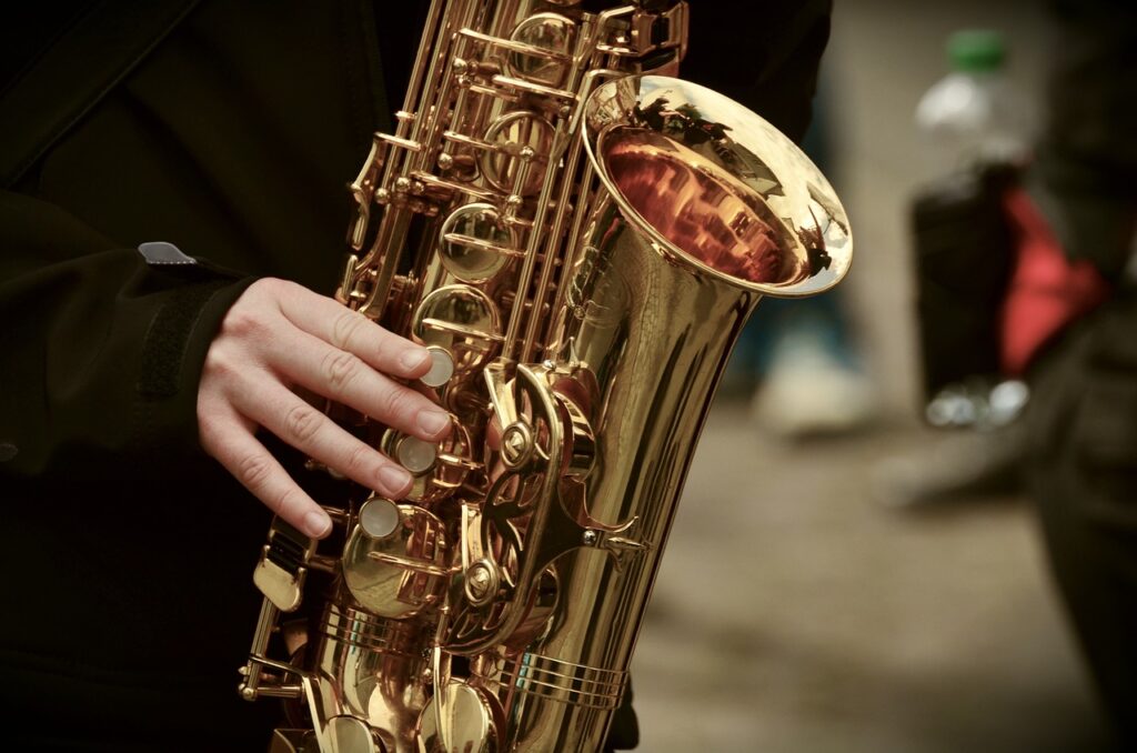 Un saxophone