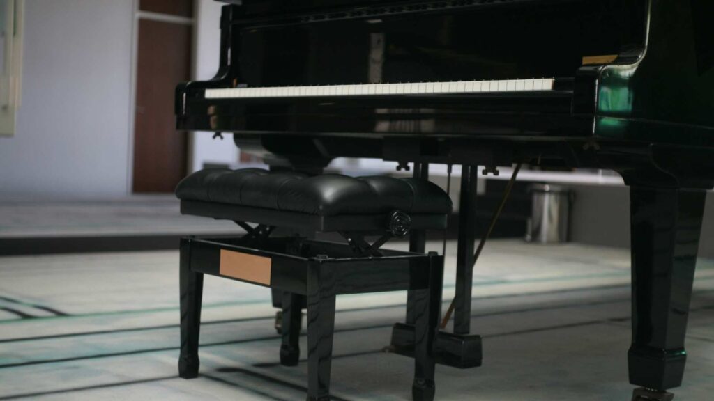 Un siège de piano noir