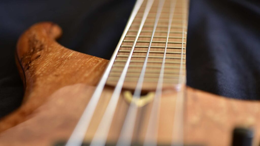 Les cordes d'une guitare