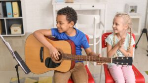 enfant qui joue de la guitare